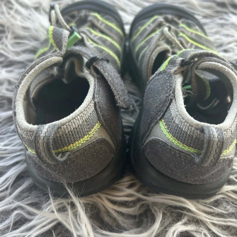 Keen Sandals Boys size 13 green gray Hiking Shoes. Very good used condition.